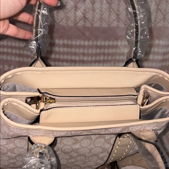 Elegant Beige Tote Bag - Picture 11 of 16